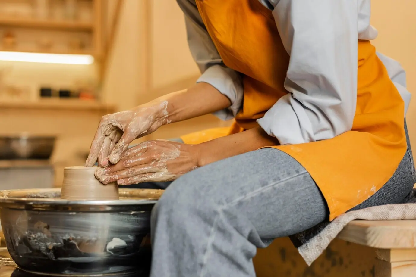 Nahaufnahme eines Künstlers beim Töpfern.