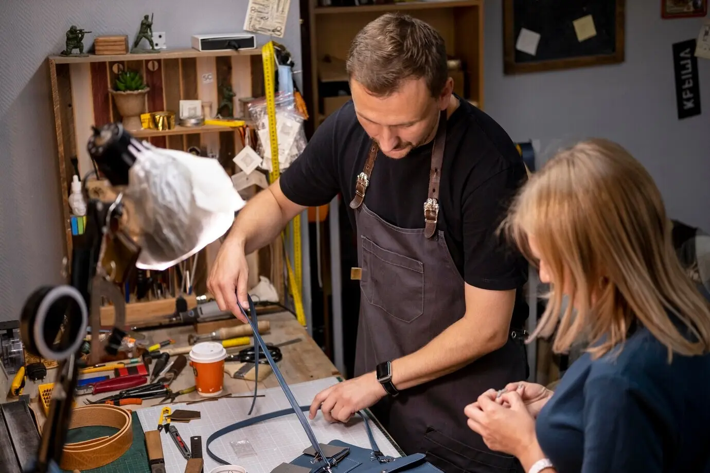 Manager eines kleinen Unternehmens in seiner Werkstatt